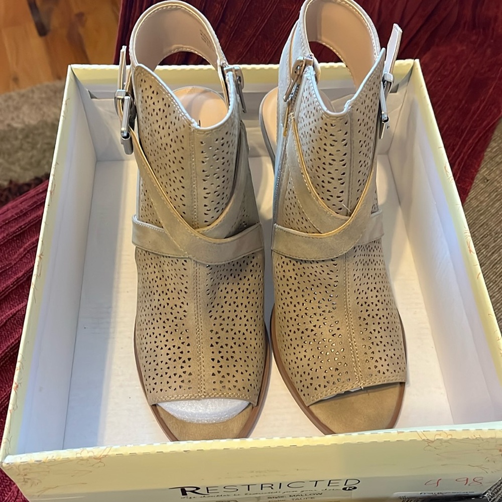 Ladies Peep toe Zip Ankle Shoe
